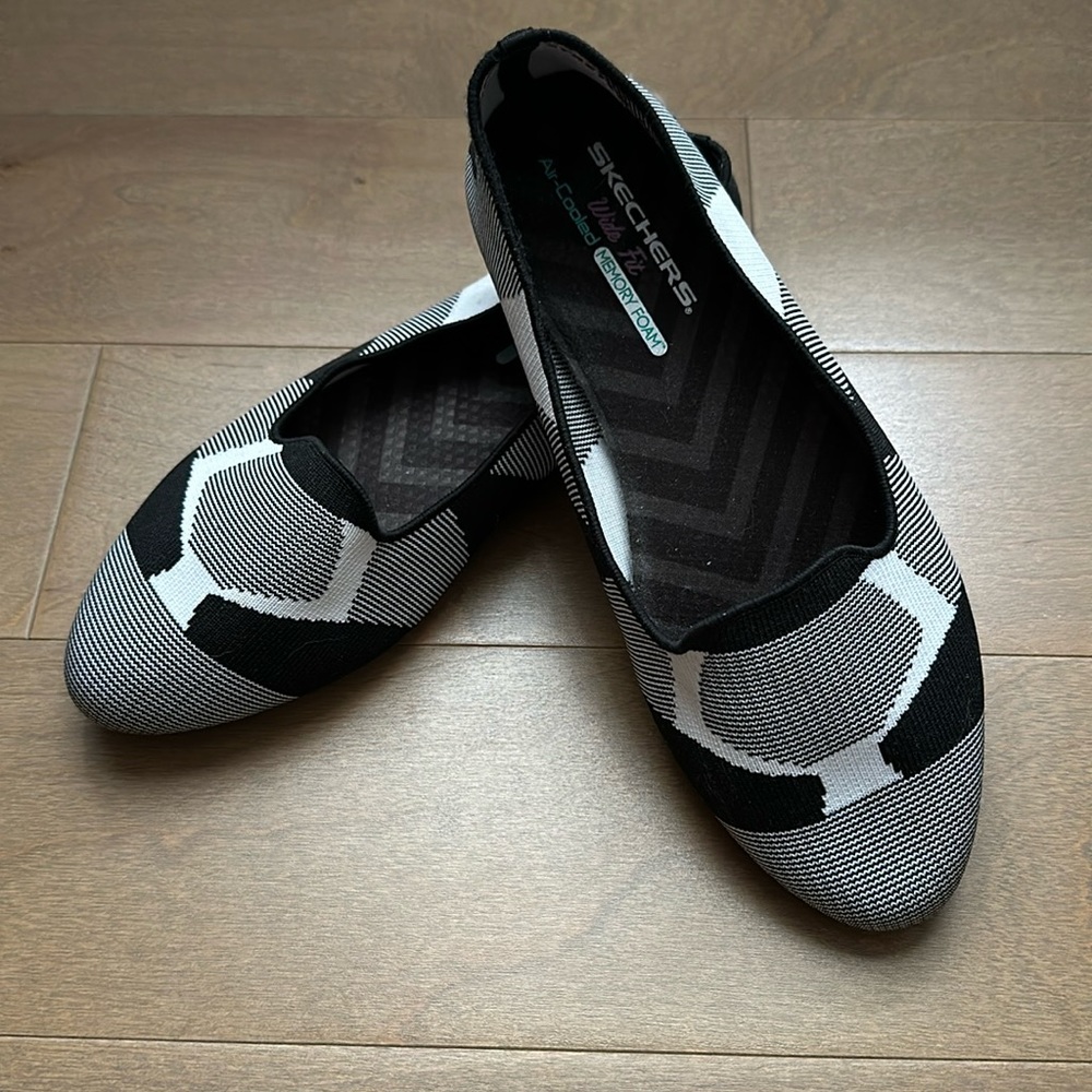 Skechers wide fit air cooled, memory foam shoes